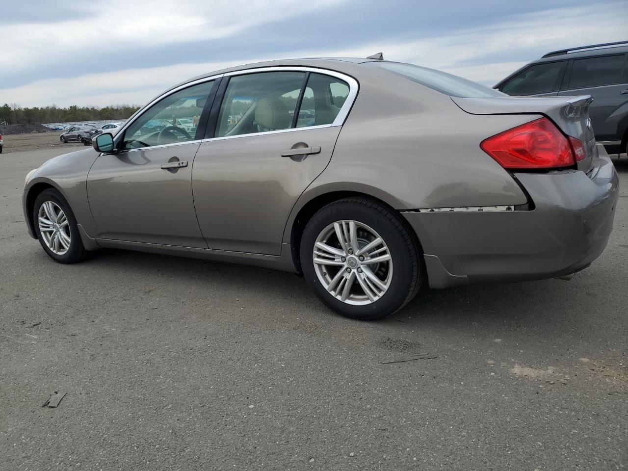 2011 INFINITI G37 - Image 2