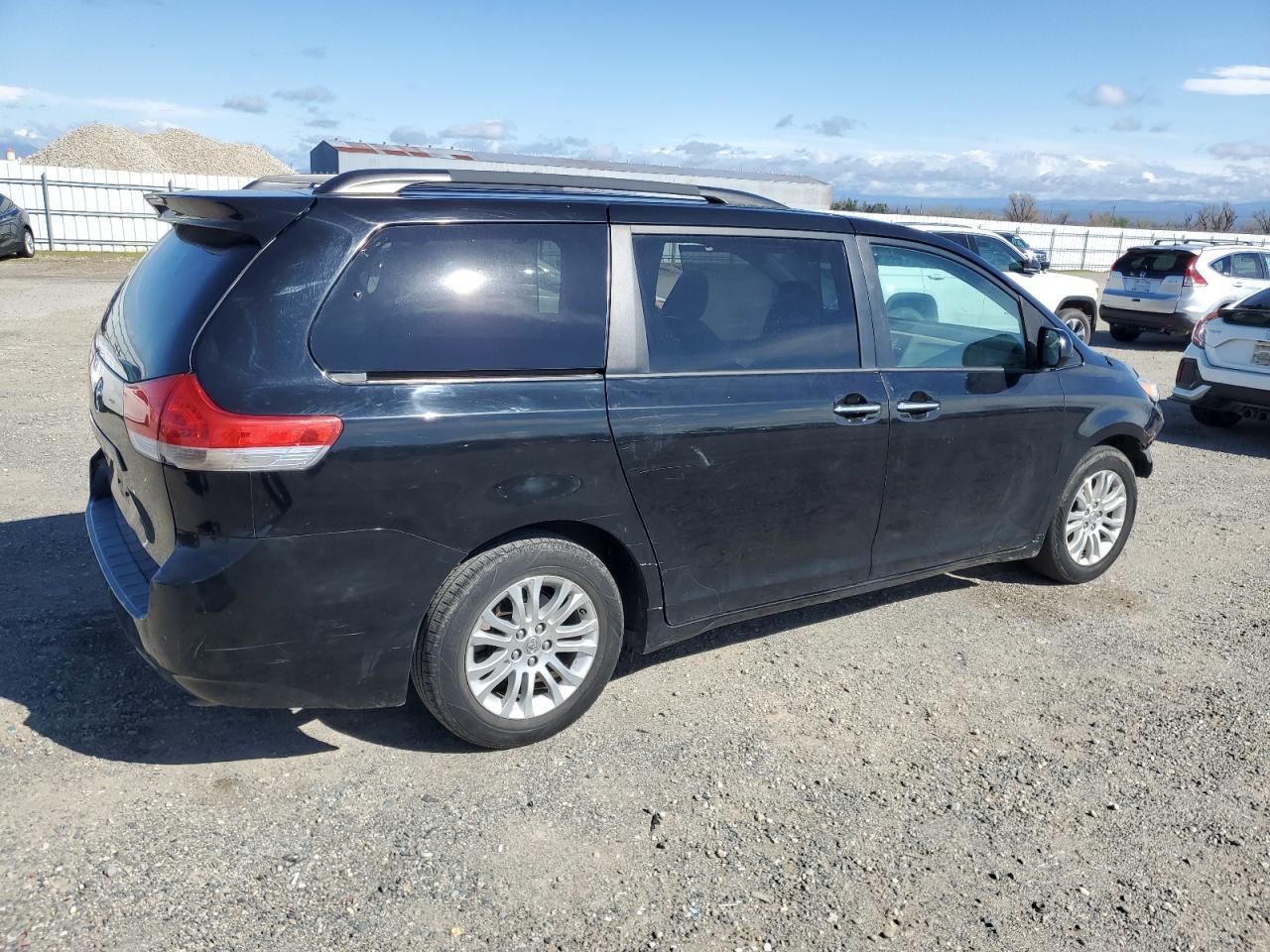 2013 TOYOTA SIENNA XLE - Фото 3