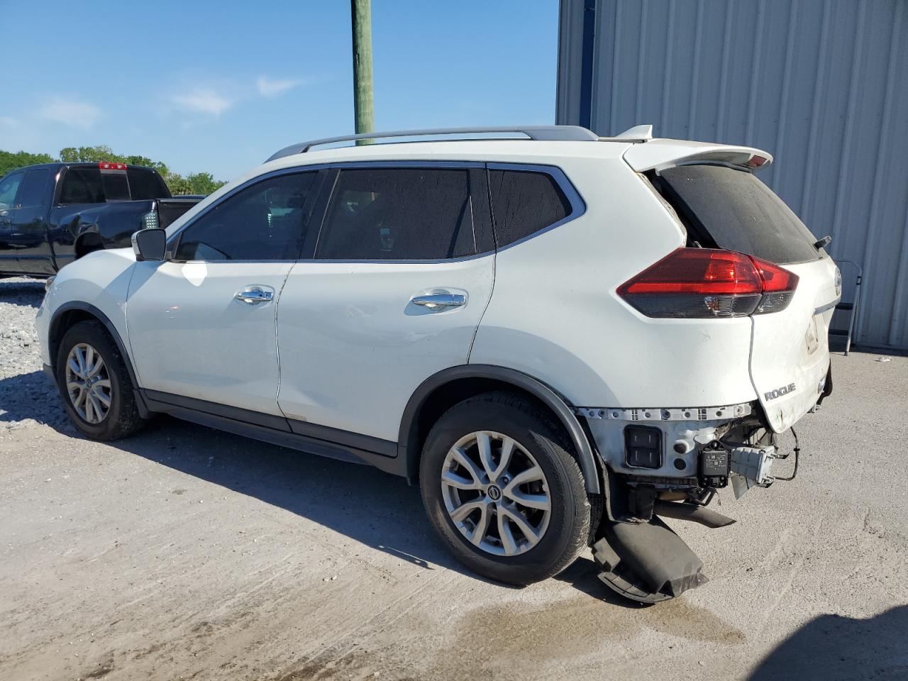 2017 NISSAN ROGUE SV - Image 2