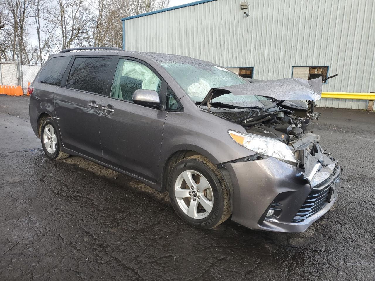 2019 TOYOTA SIENNA LE - Фото 4