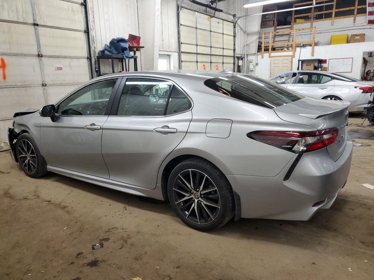 2021 TOYOTA CAMRY SE - Фото 2