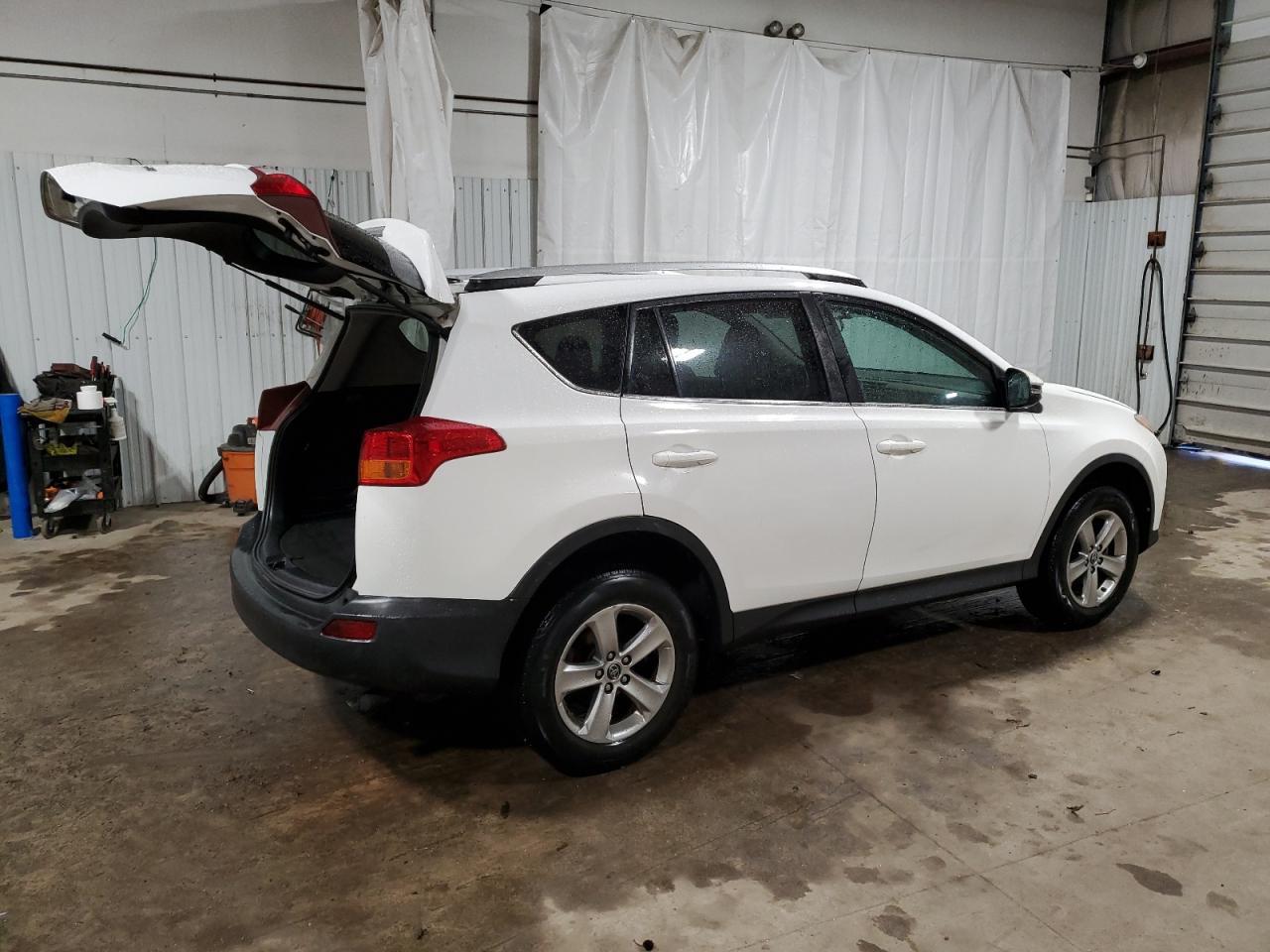 2015 TOYOTA RAV4 XLE - Image 3