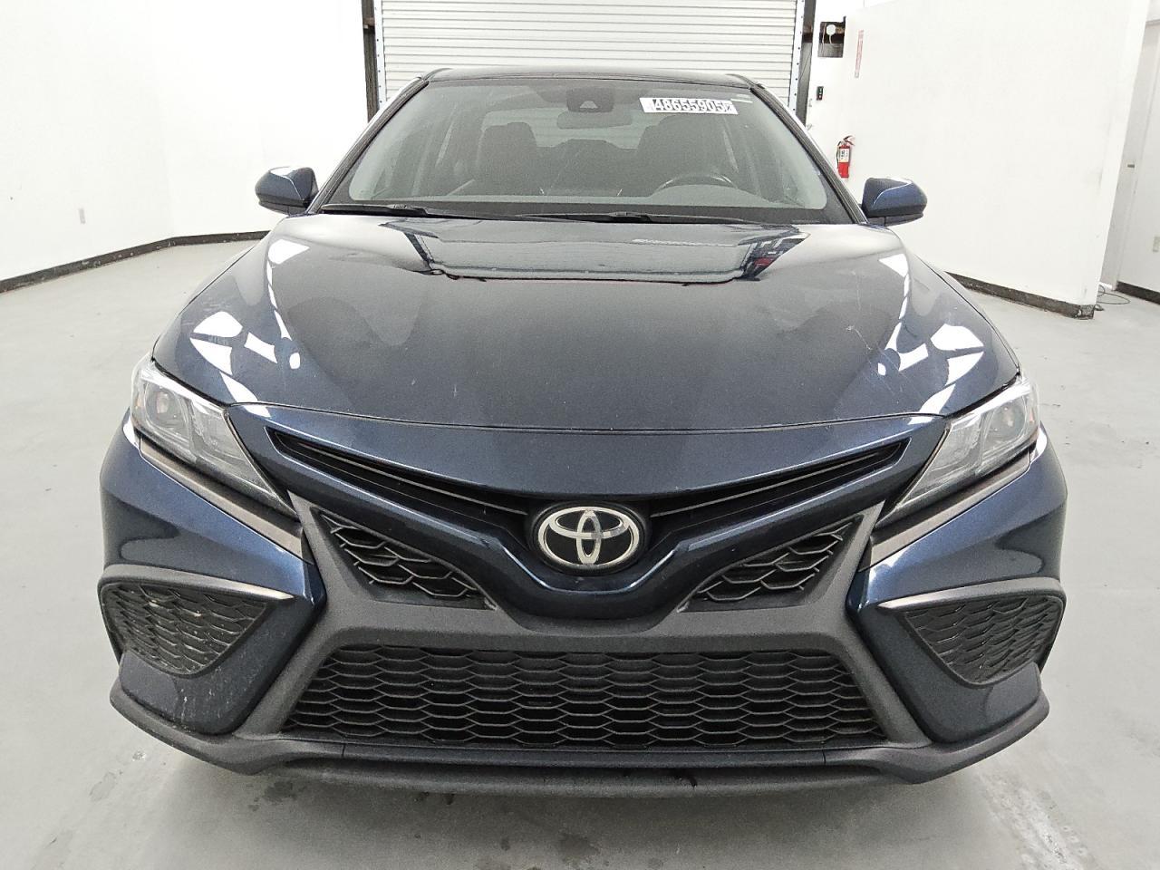 2021 TOYOTA CAMRY SE - Фото 5
