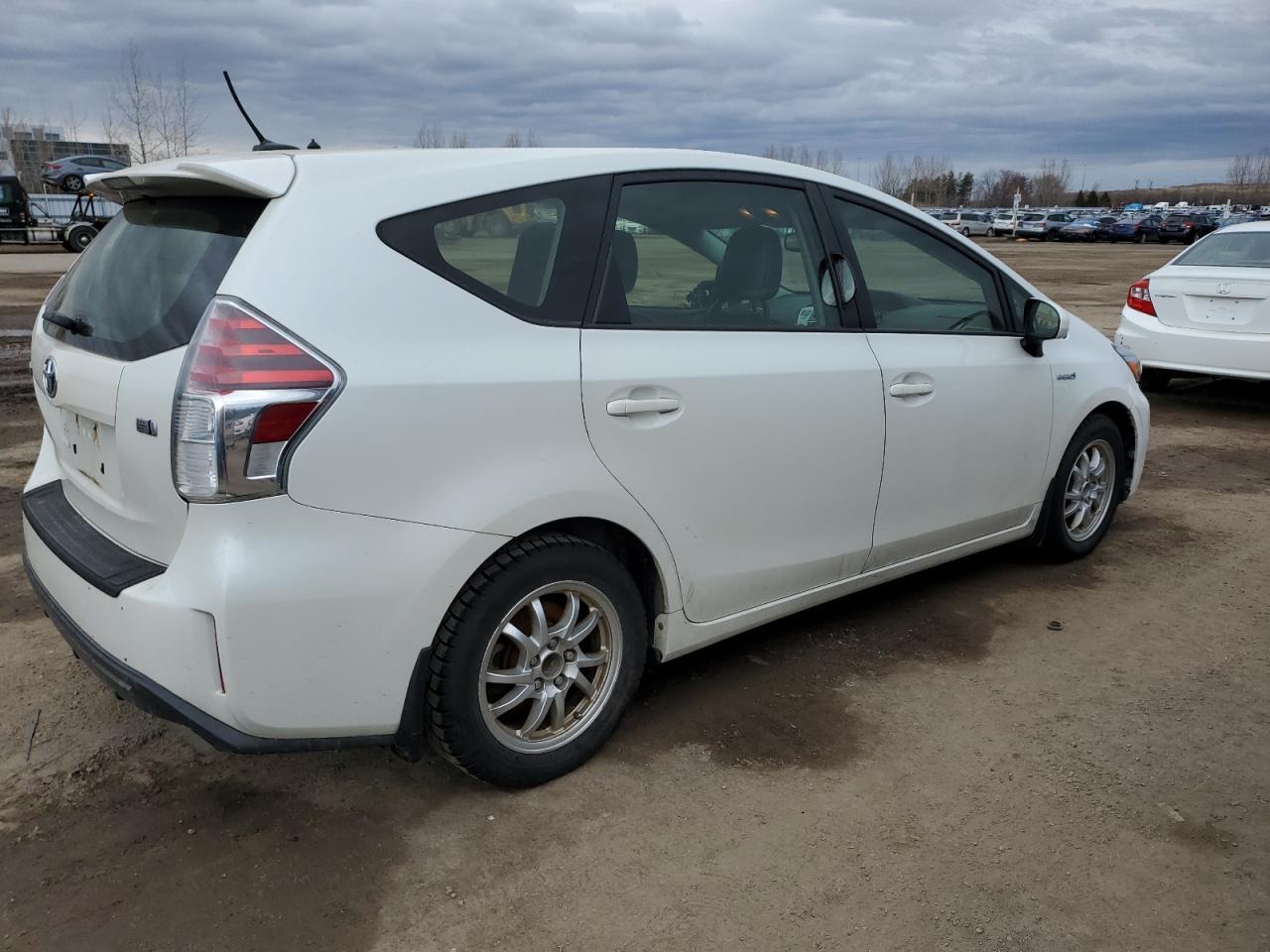 2015 TOYOTA PRIUS V - Фото 3