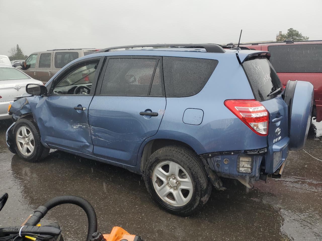 2011 TOYOTA RAV4 - Фото 2