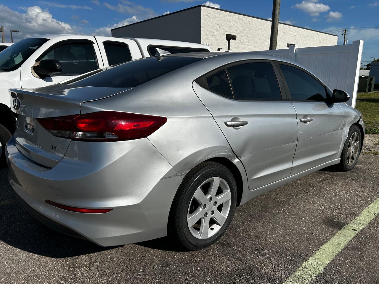 2017 HYUNDAI ELANTRA SE - Image 4