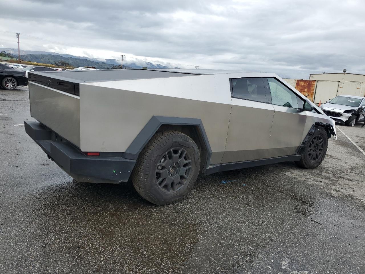 2024 TESLA CYBERTRUCK - Image 3