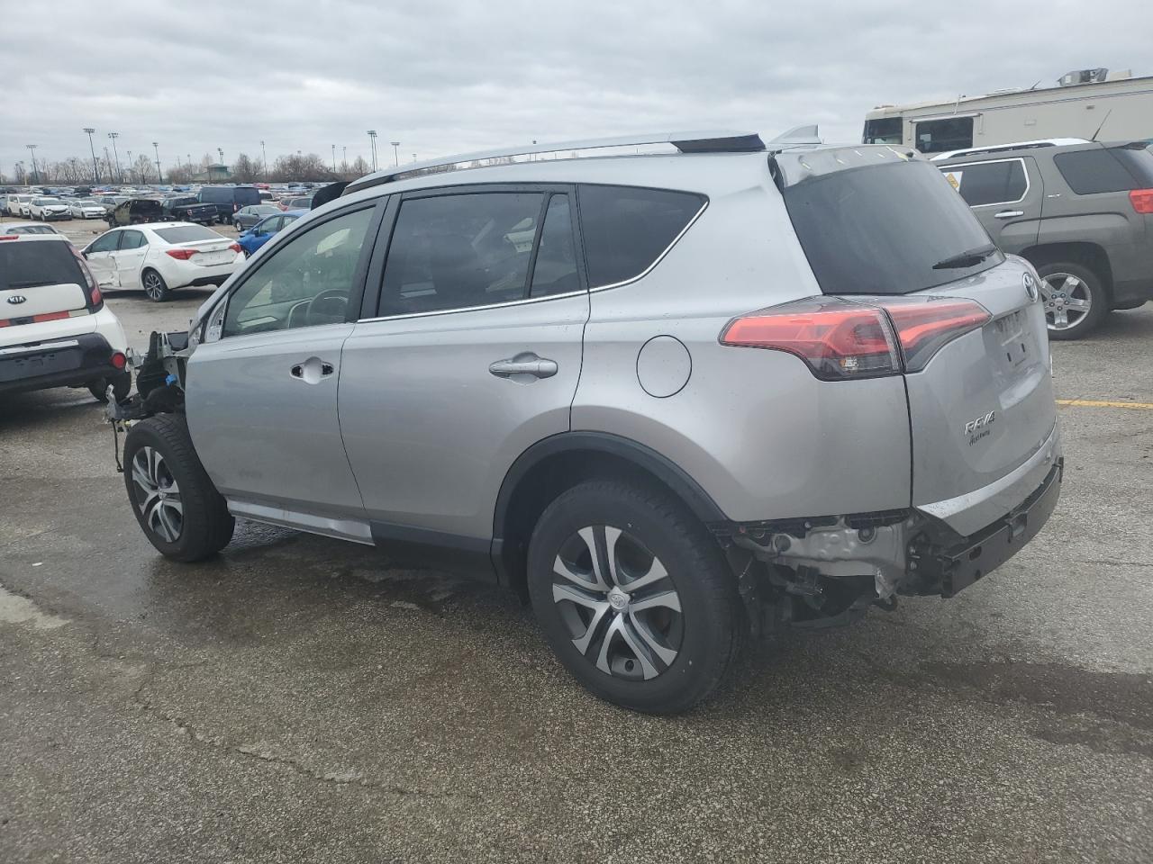 2018 TOYOTA RAV4 LE - Фото 2