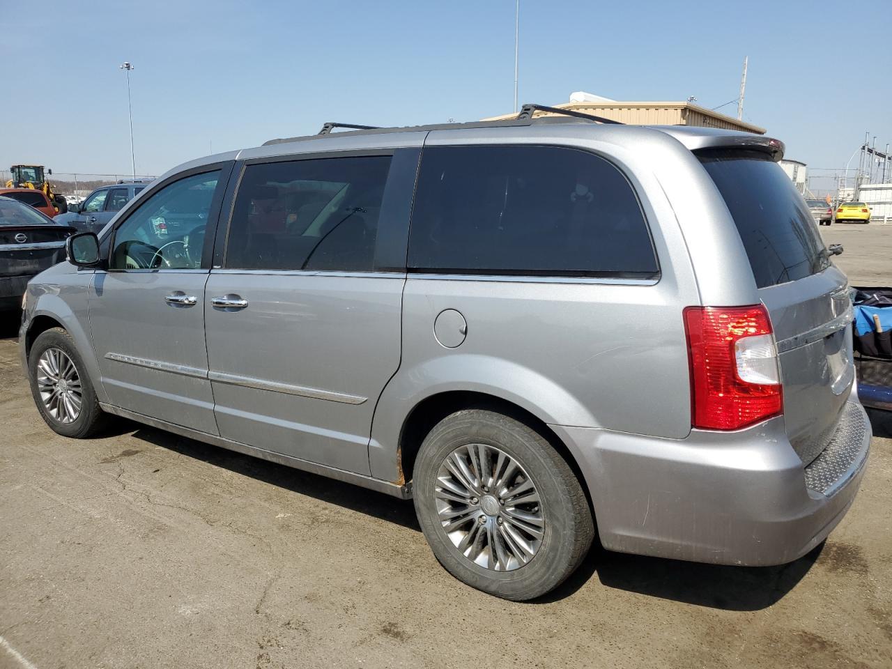 2014 CHRYSLER TOWN & COU - Фото 2