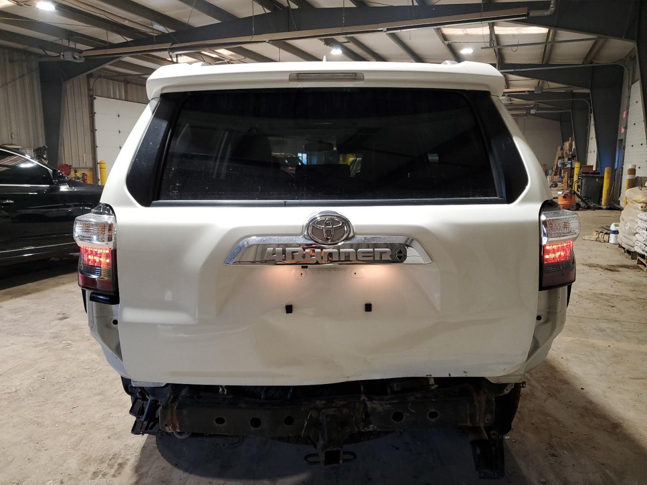 2018 TOYOTA 4RUNNER SR - Image 6
