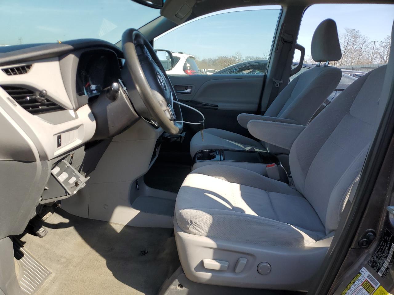 2015 TOYOTA SIENNA LE - Image 7