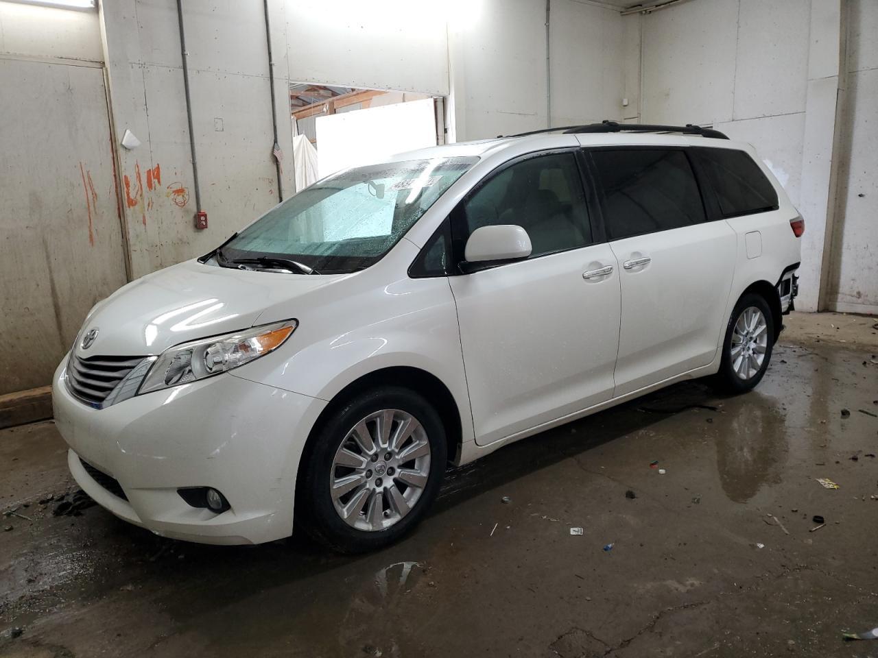 2015 TOYOTA SIENNA XLE