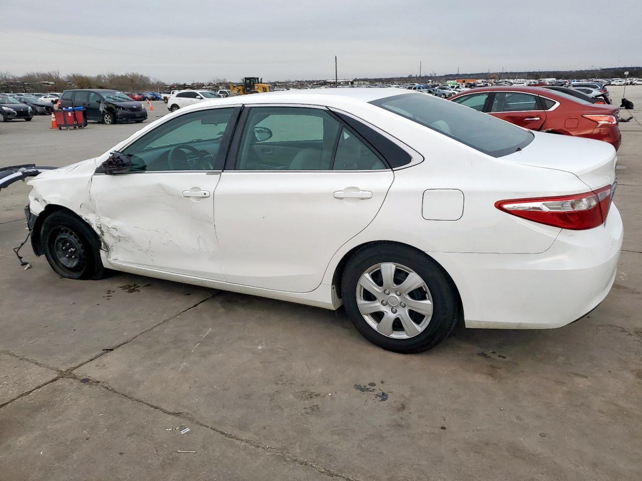 2015 TOYOTA CAMRY LE - Фото 2