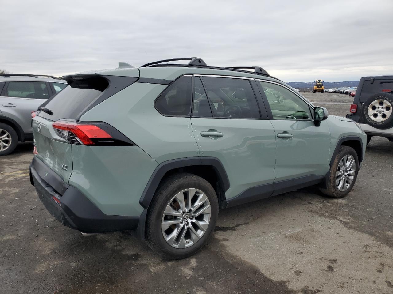 2019 TOYOTA RAV4 XLE P - Фото 3