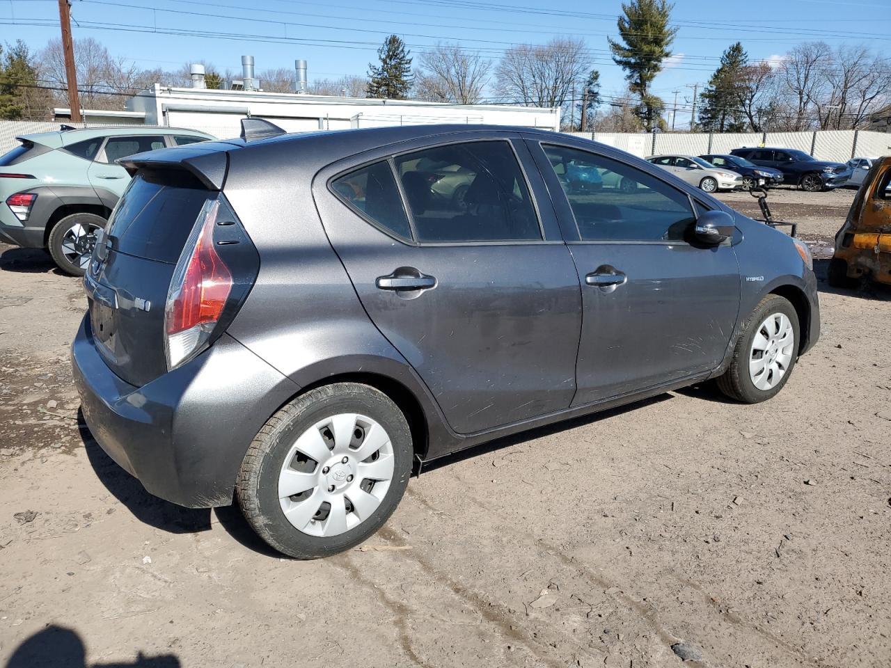 2015 TOYOTA PRIUS C - Фото 3