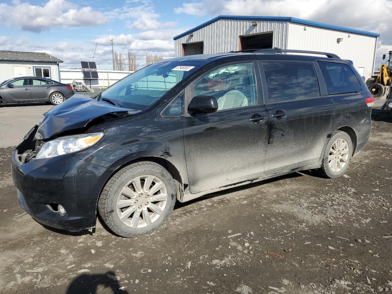 2013 TOYOTA SIENNA XLE