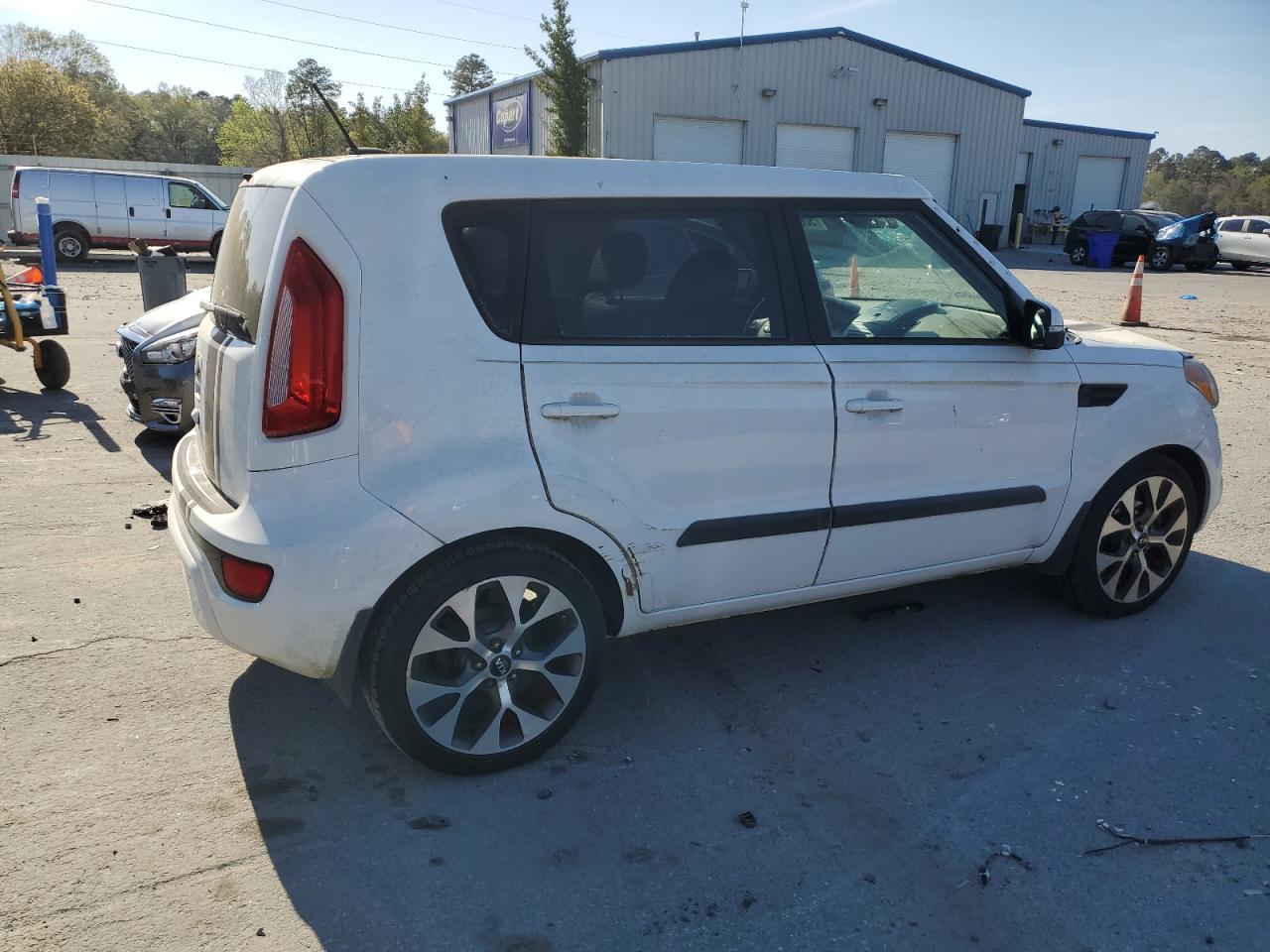 2013 KIA SOUL + - Image 3