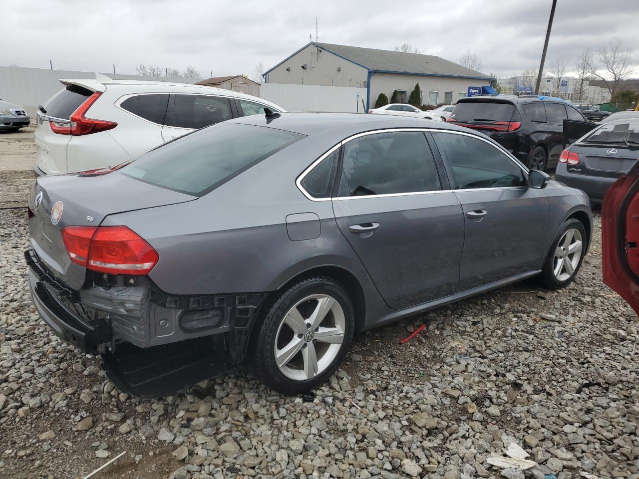 2013 VOLKSWAGEN PASSAT SE - Image 3