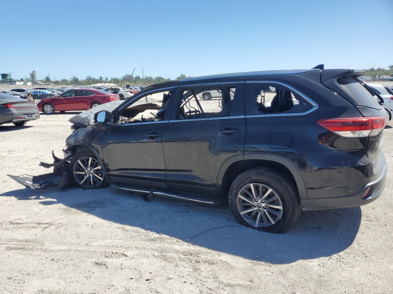 2019 TOYOTA HIGHLANDER - Image 2