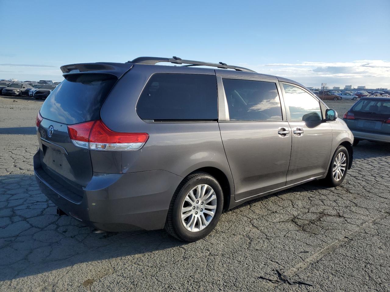 2011 TOYOTA SIENNA XLE - Image 3