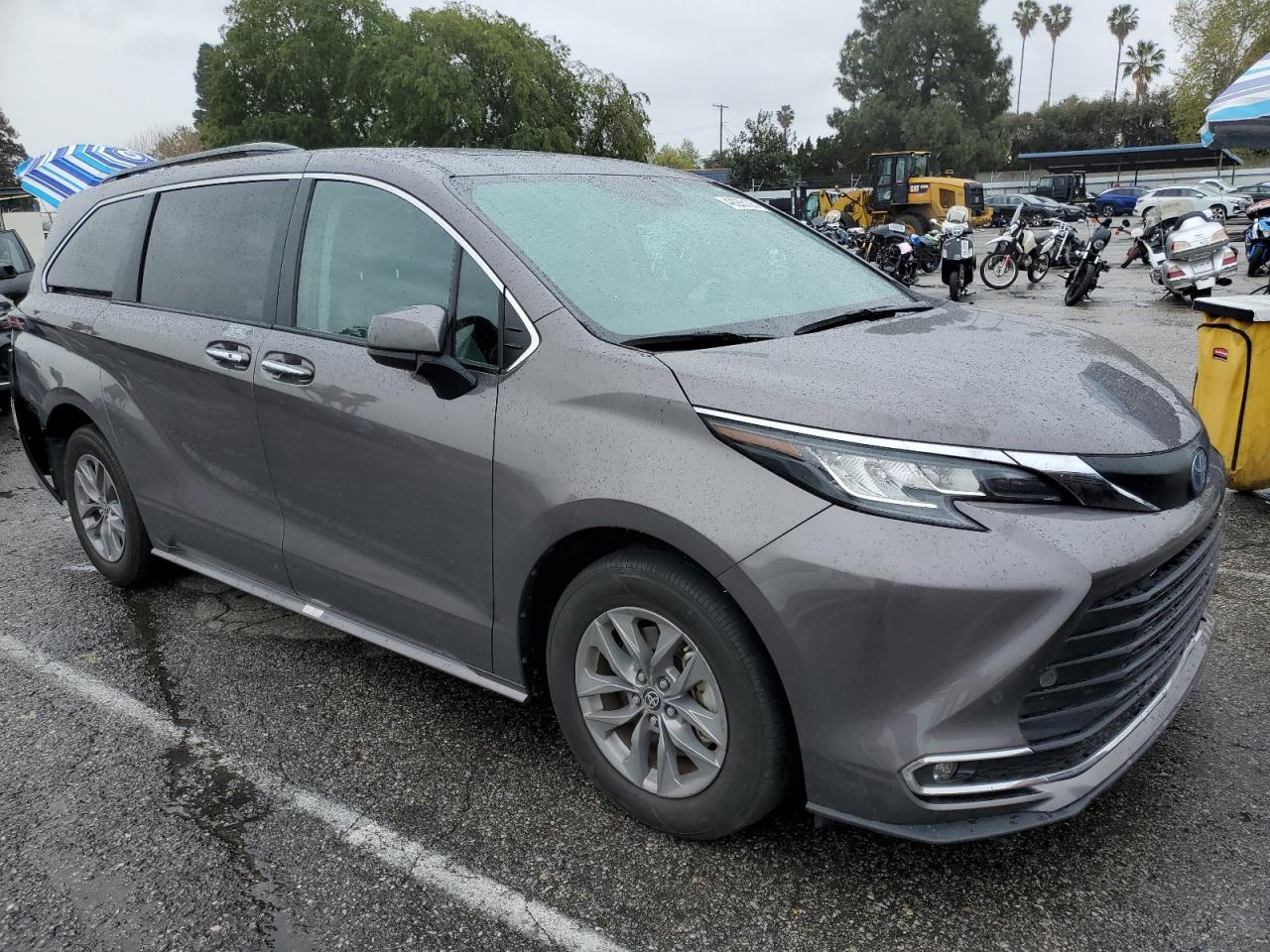 2023 TOYOTA SIENNA XLE - Image 4