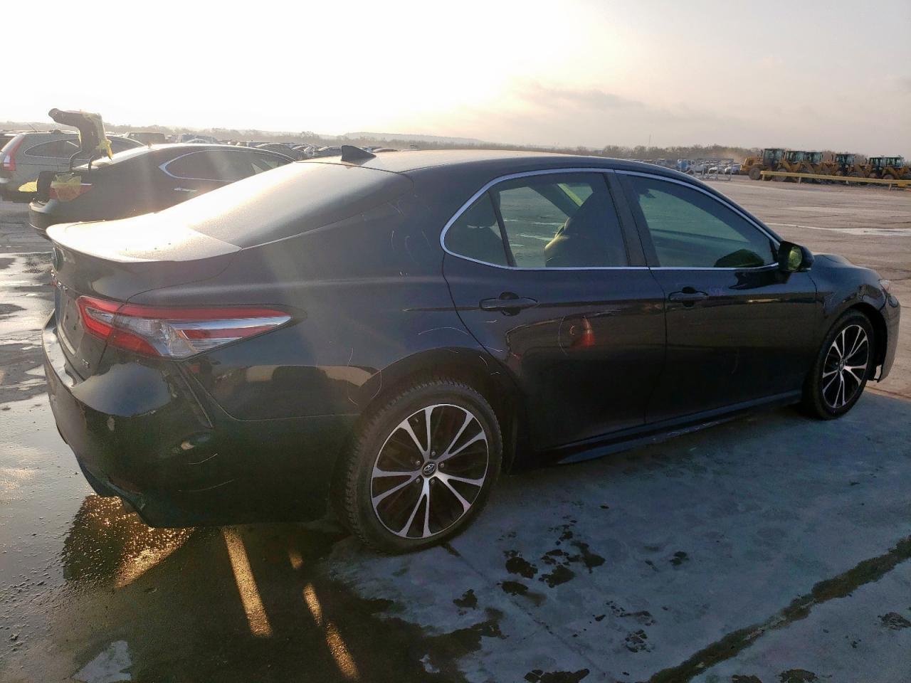 2019 TOYOTA CAMRY L - Фото 3