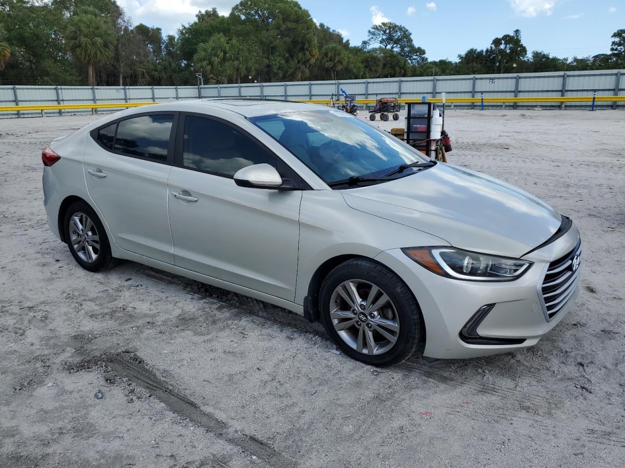 2017 HYUNDAI ELANTRA SE - Image 4