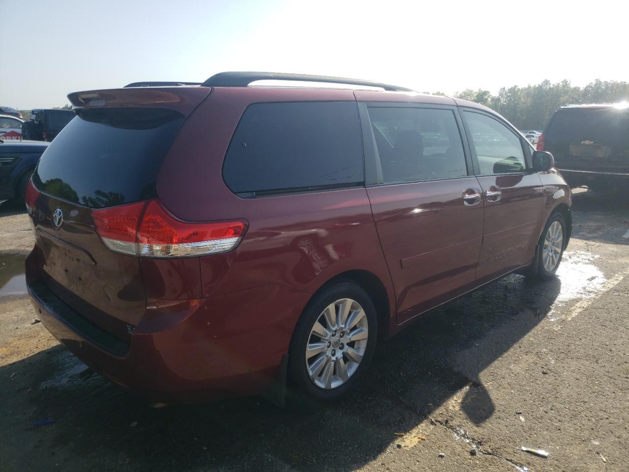 2013 TOYOTA SIENNA XLE - Image 3