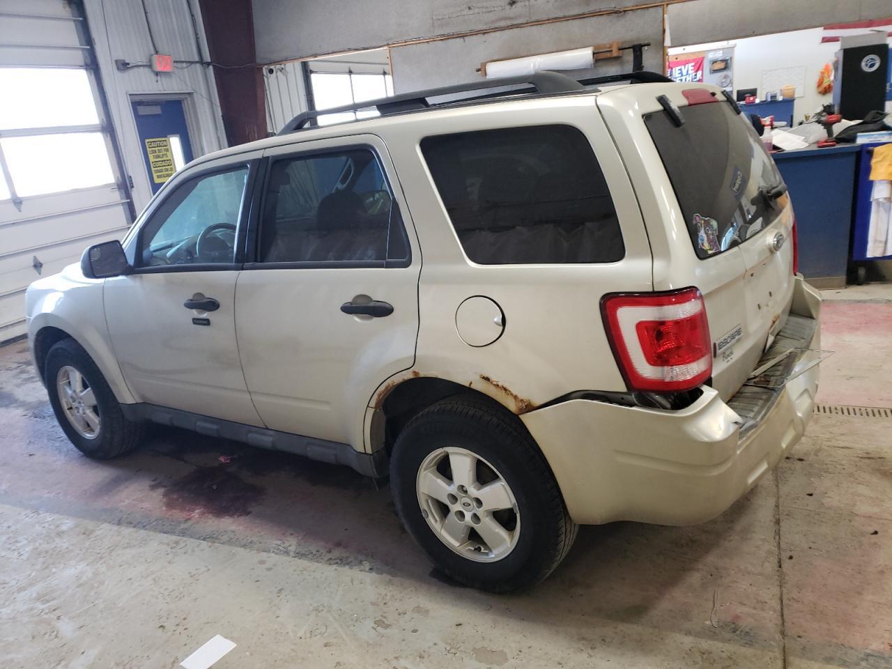 2010 FORD ESCAPE XLT - Image 2