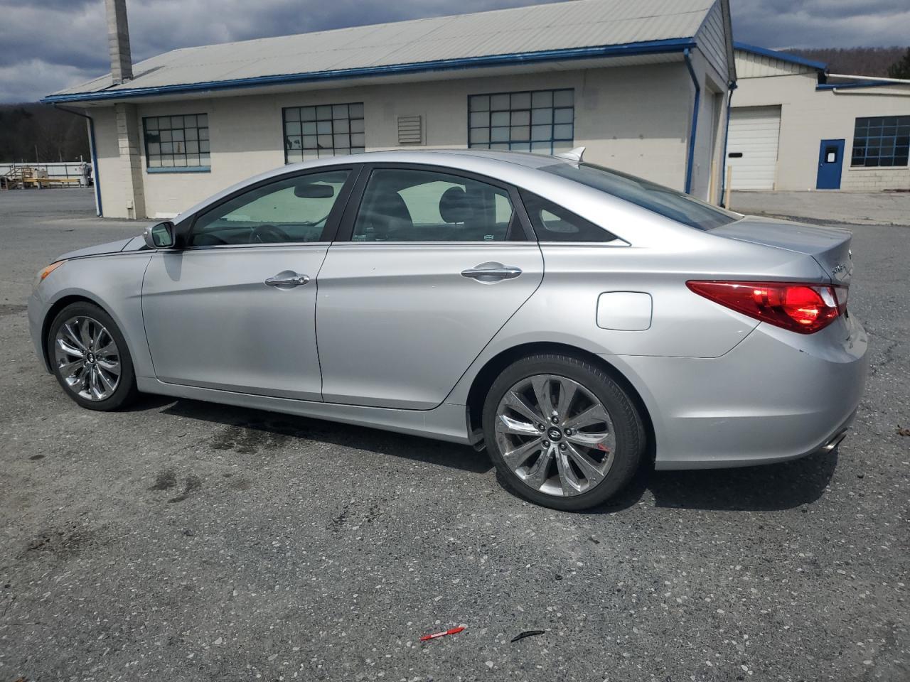 2011 HYUNDAI SONATA SE - Image 2