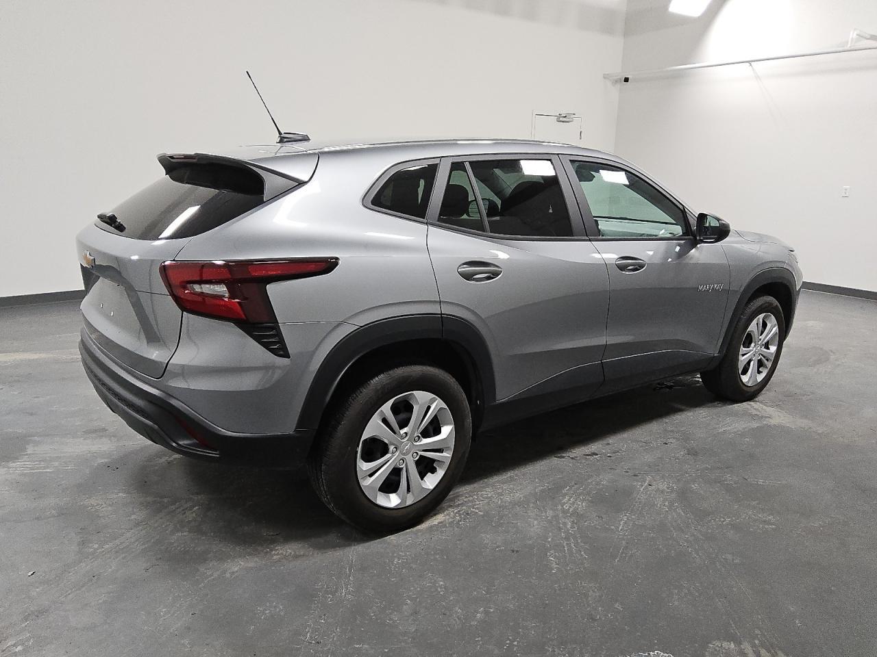 2024 CHEVROLET TRAX LS - Image 3