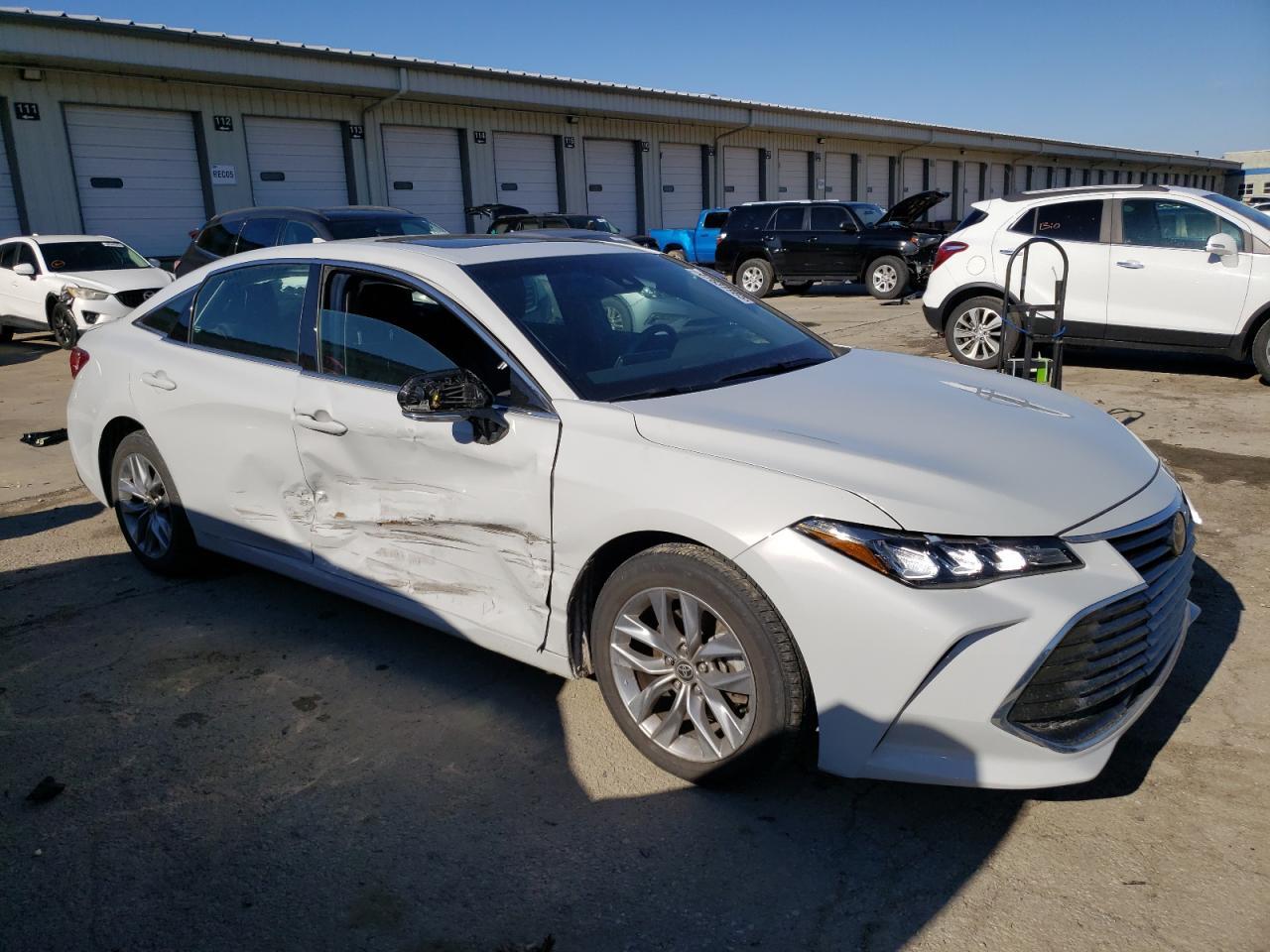 2022 TOYOTA AVALON XLE - Image 4