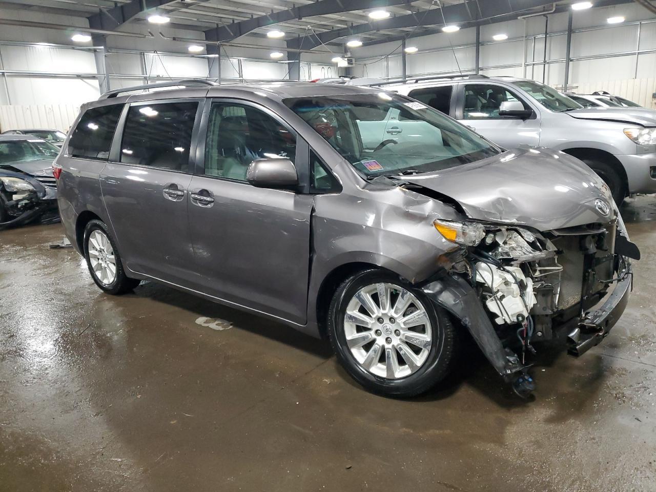 2015 TOYOTA SIENNA XLE - Image 4