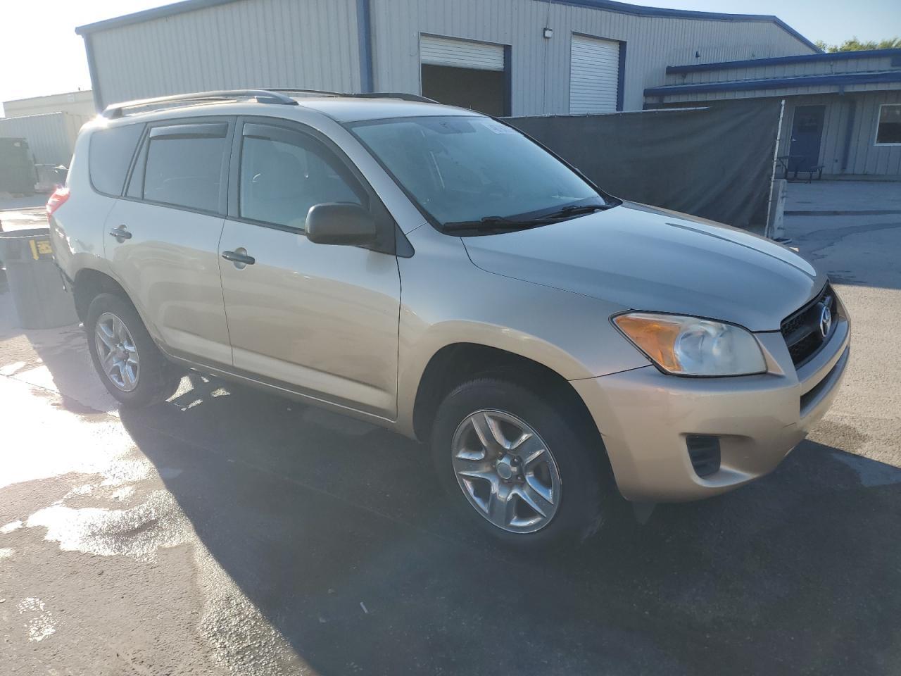 2011 TOYOTA RAV4 - Фото 4