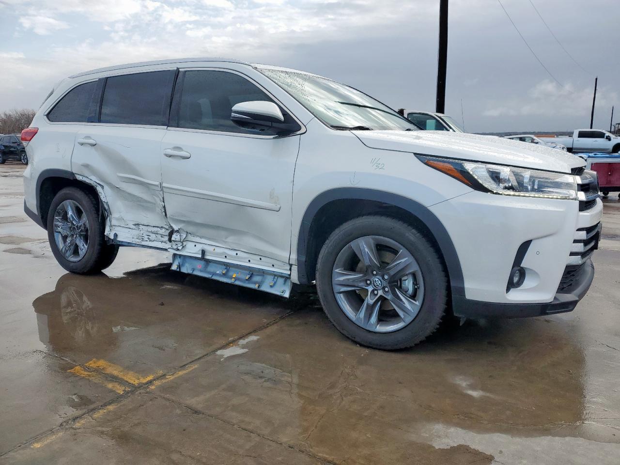 2019 TOYOTA HIGHLANDER - Image 4
