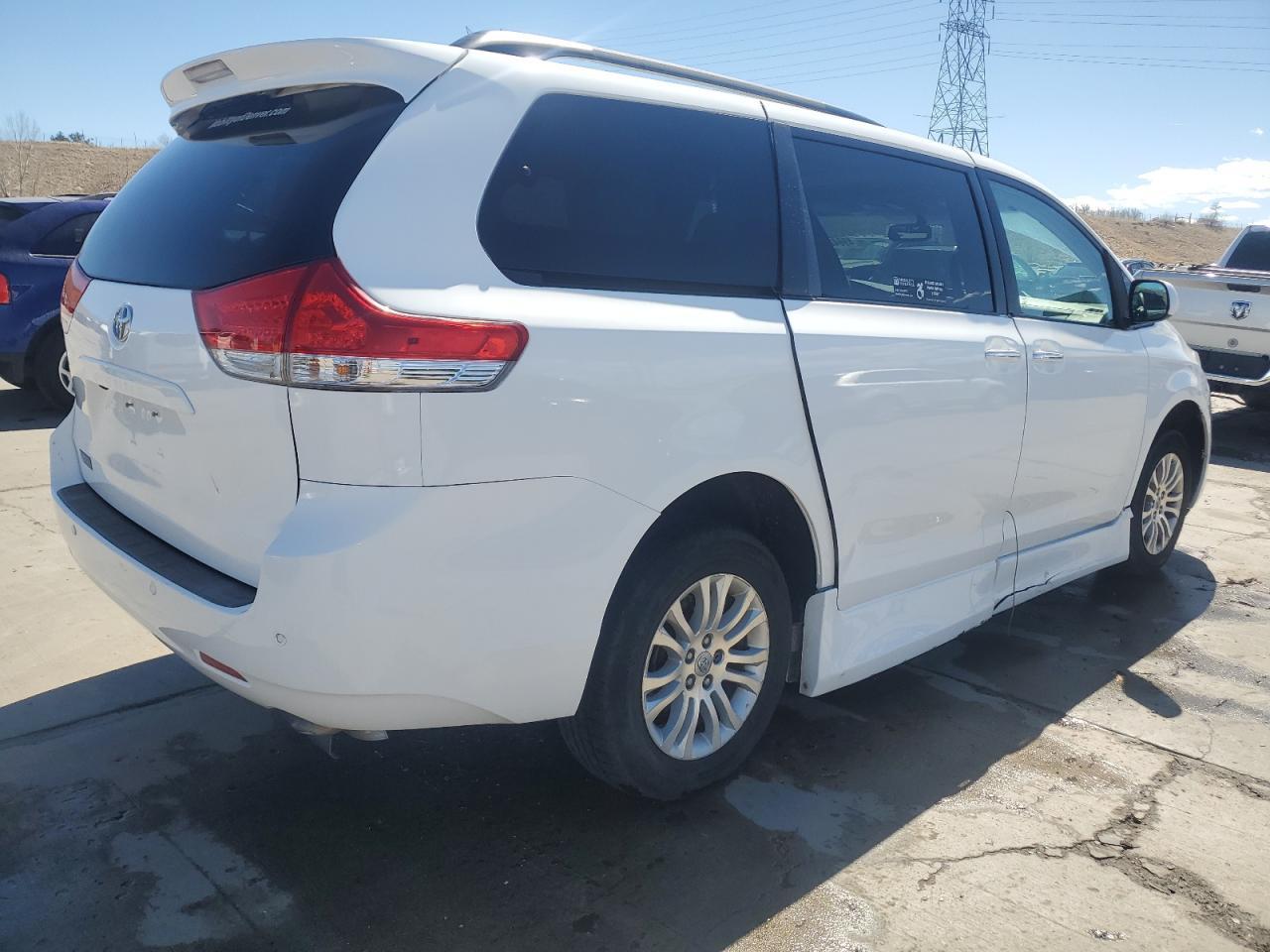 2011 TOYOTA SIENNA XLE - Фото 3
