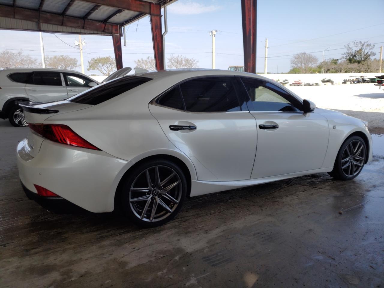 2019 LEXUS IS 300 - Фото 3