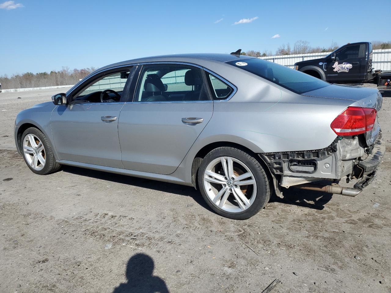 2014 VOLKSWAGEN PASSAT SE - Image 2