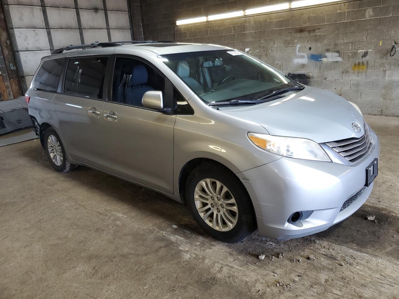 2015 TOYOTA SIENNA XLE - Фото 4
