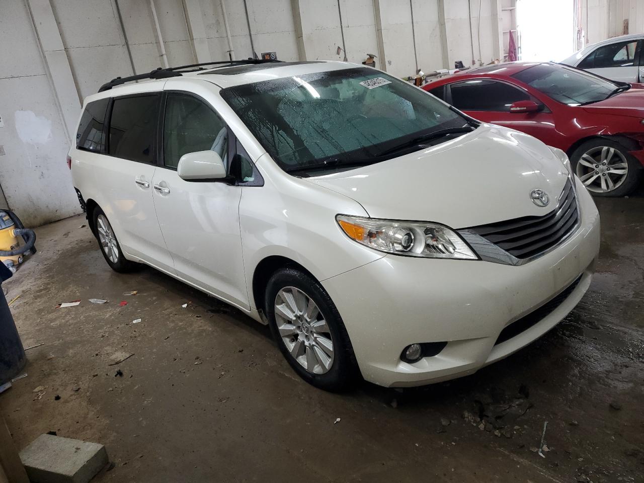 2015 TOYOTA SIENNA XLE - Фото 4