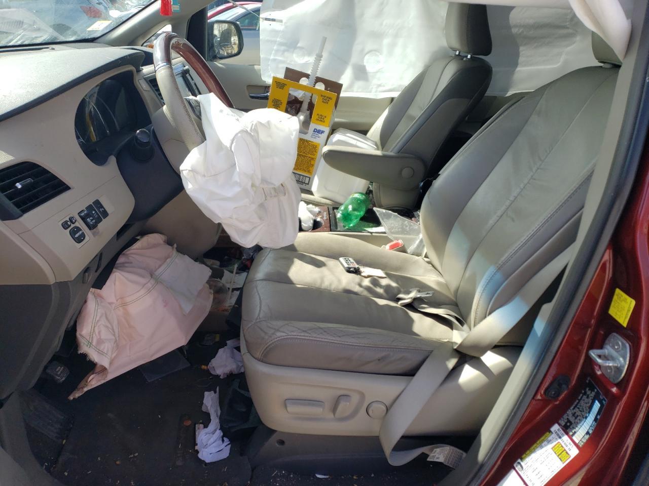 2011 TOYOTA SIENNA XLE - Image 7
