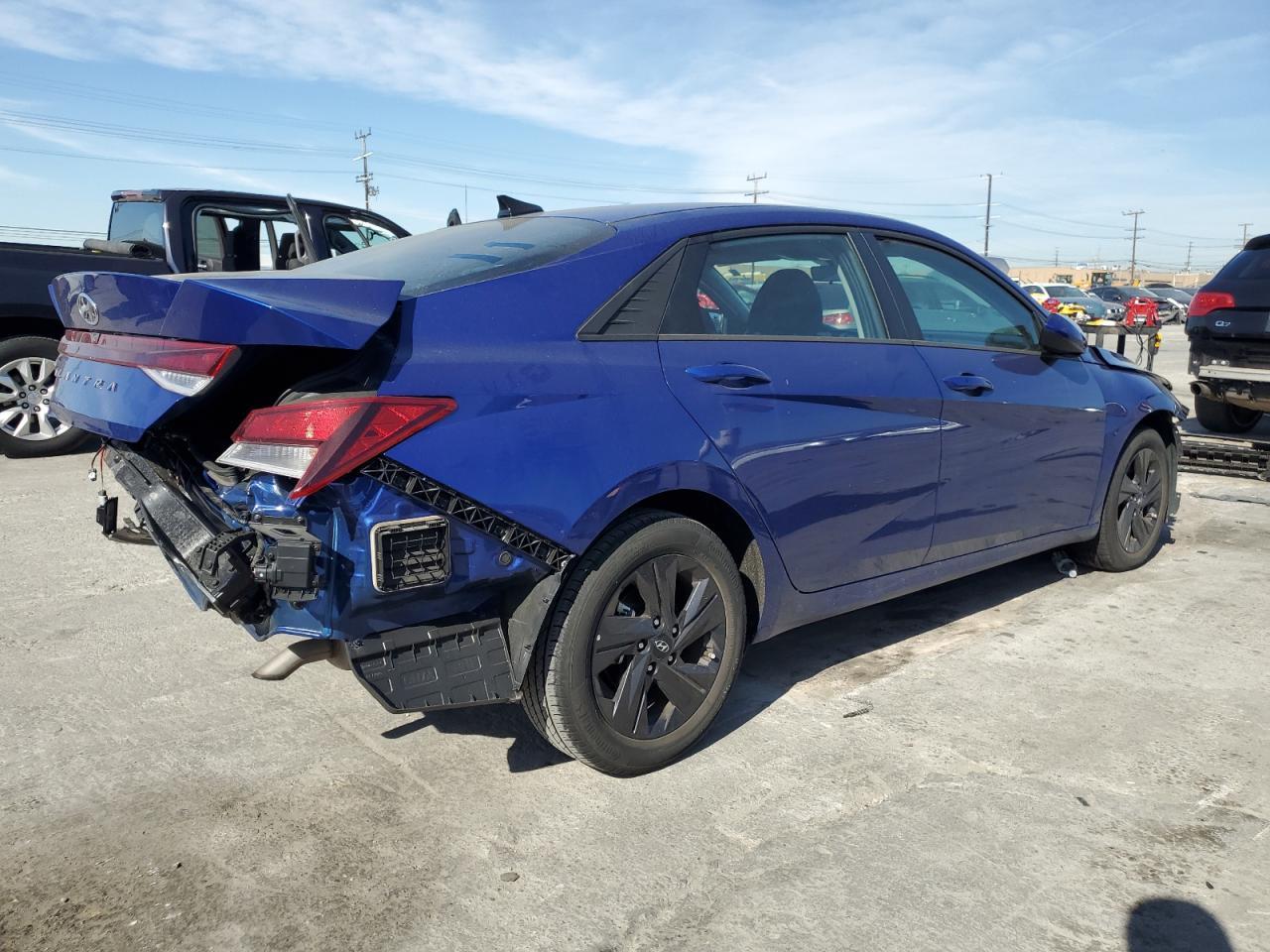 2022 HYUNDAI ELANTRA SE - Image 3