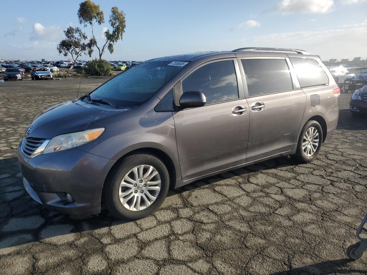 2013 TOYOTA SIENNA XLE