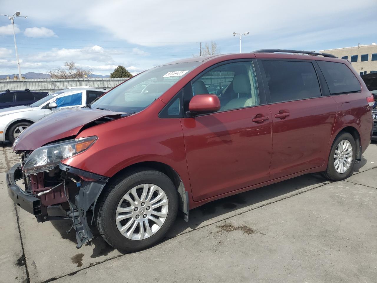 2013 TOYOTA SIENNA XLE