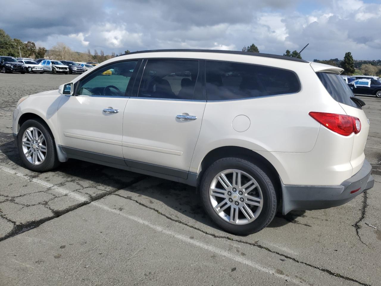 2011 CHEVROLET TRAVERSE L - Фото 2