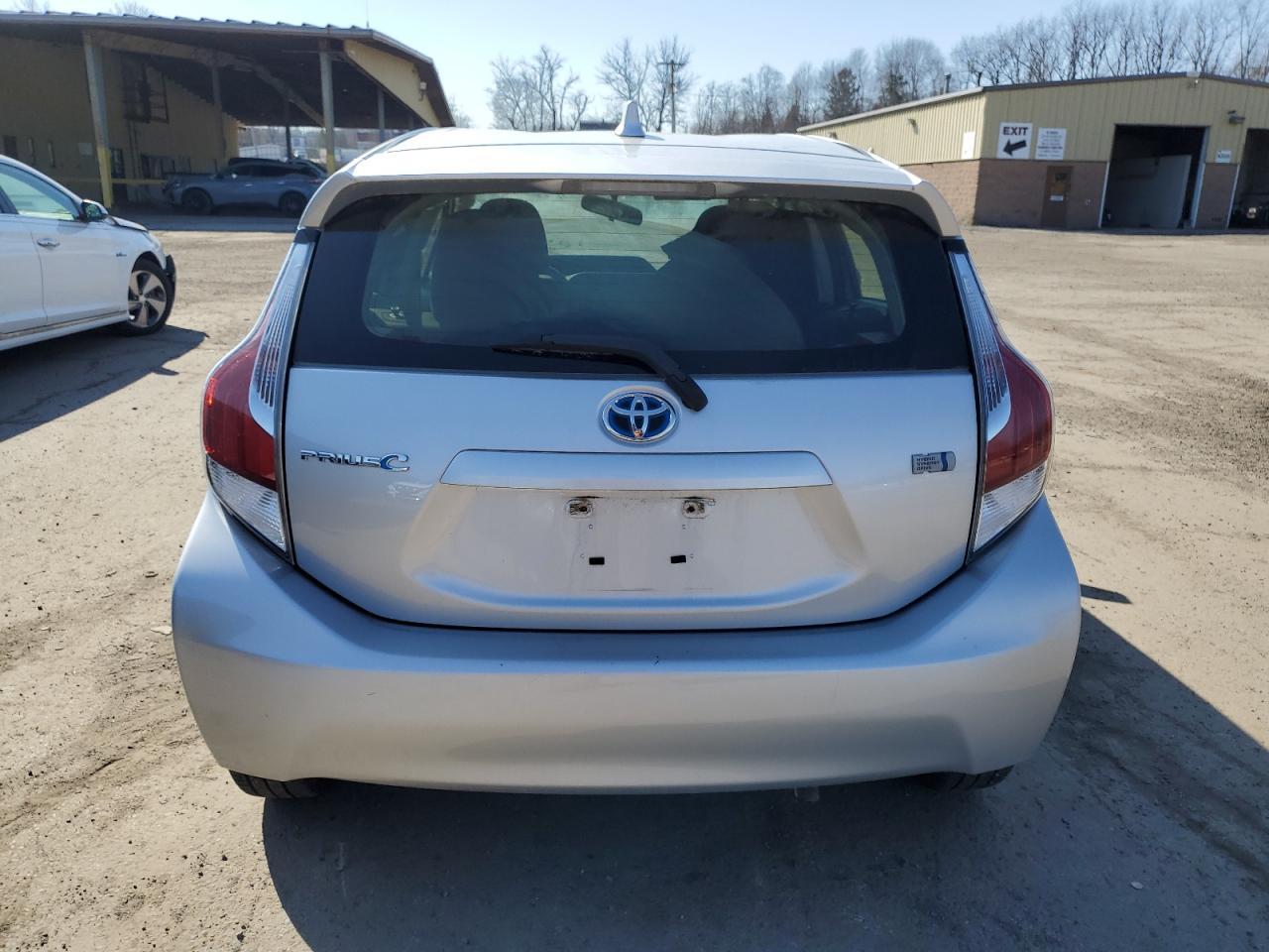 2016 TOYOTA PRIUS C - Image 6
