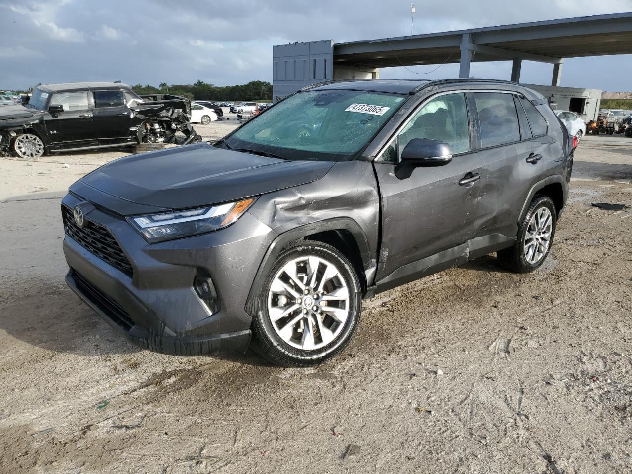 2022 TOYOTA RAV4 XLE P