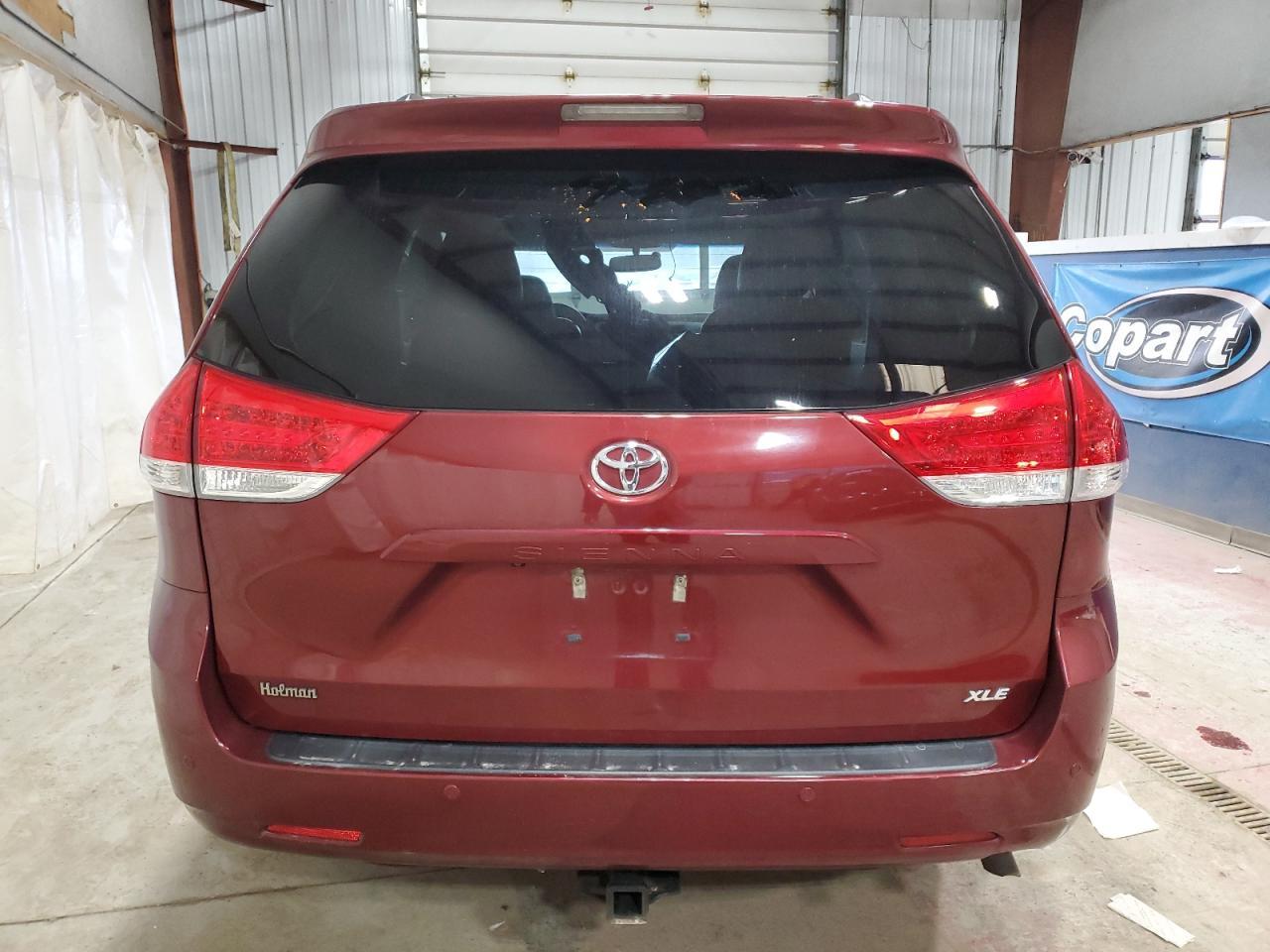 2013 TOYOTA SIENNA XLE - Image 6