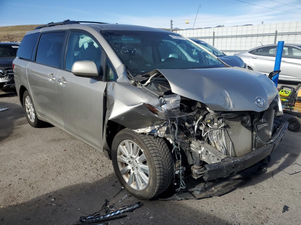 2015 TOYOTA SIENNA LE - Фото 4