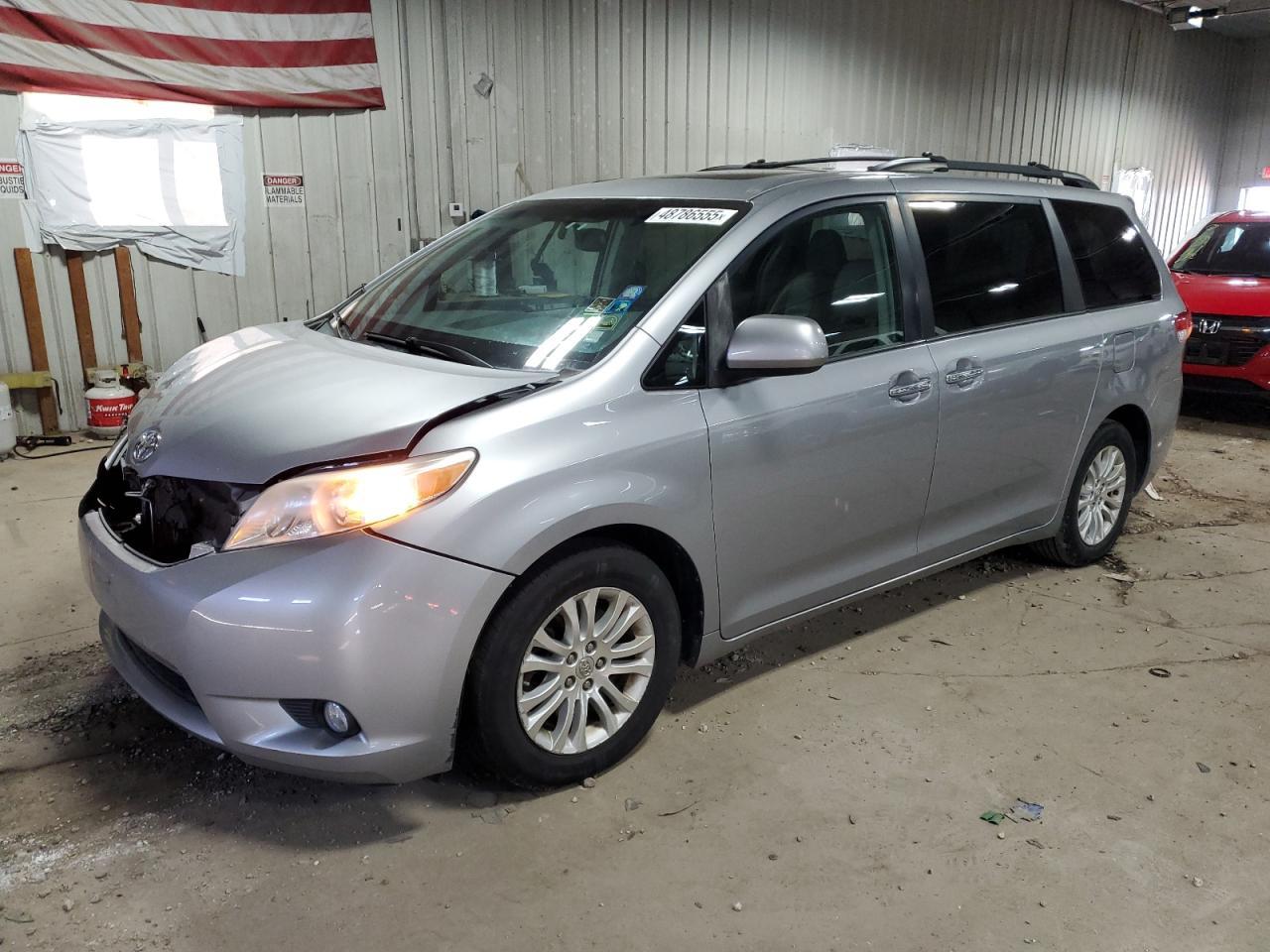 2013 TOYOTA SIENNA XLE